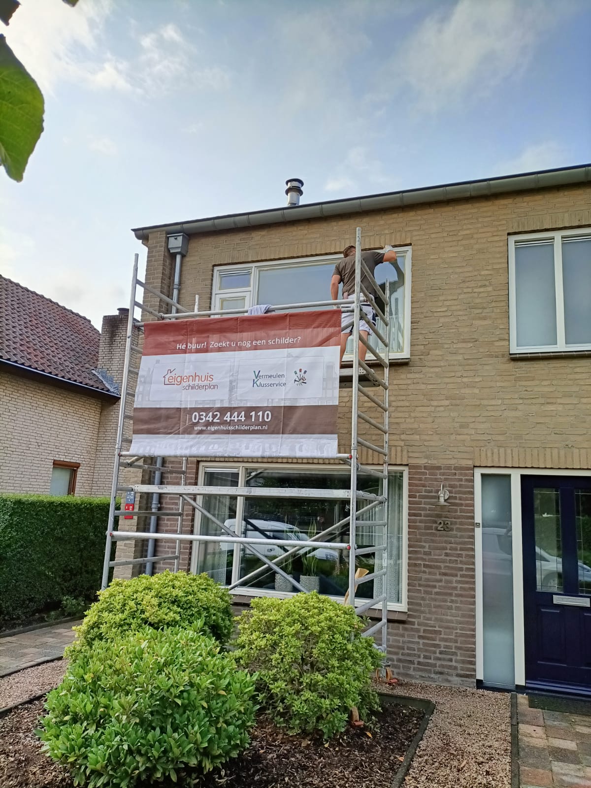 Schilderwerk in uitvoering op steiger in Zwolle